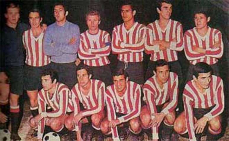 Estudiantes-1968: Em p&eacute;: Gabriel Flores, Pacham&eacute;, Alberto Poletti, Malbernat, Ram&oacute;n Aguirre Su&aacute;rez, Ra&uacute;l Madero e Medina; agachados: Ribaudo, Bilardo, Conigliaro, Eduardo Flores e Juan Ram&oacute;n Ver&oacute;n.