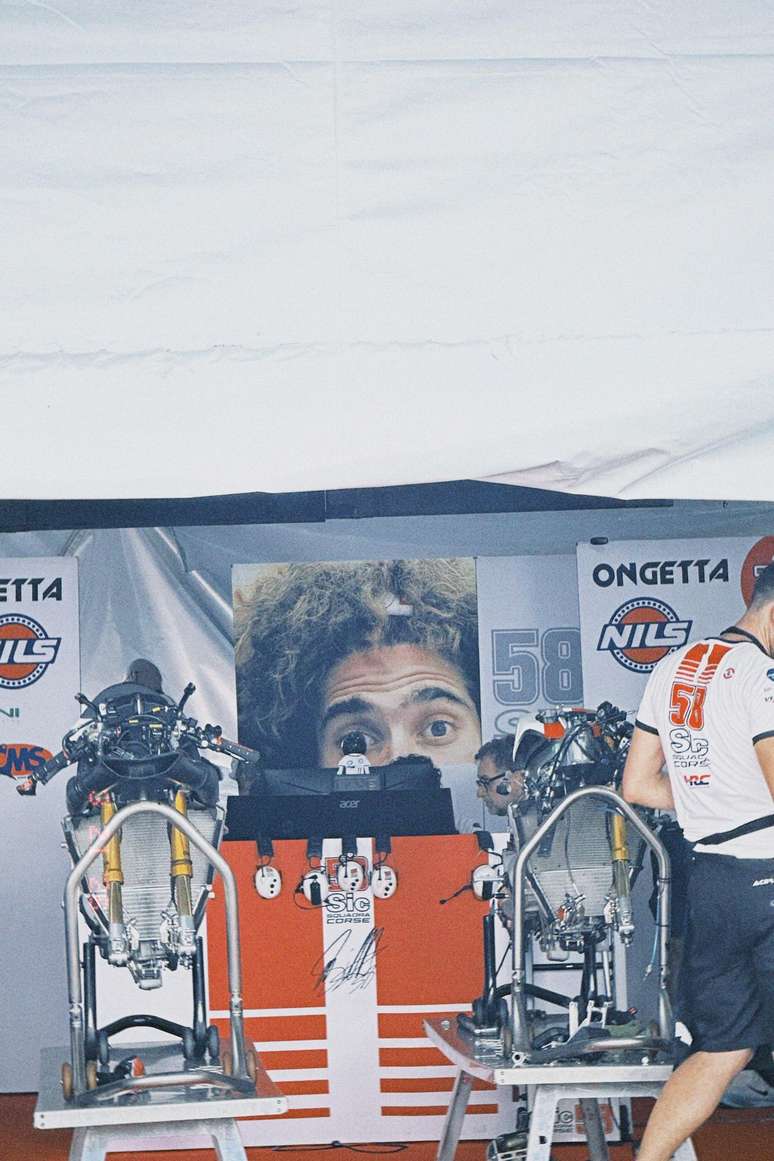 A SIC58 Squadra Corse, criada por Paolo Simoncelli em homenagem ao filho Marco, mant&eacute;m vivo o legado do eterno n&uacute;mero 58 no Mundial de Moto3.