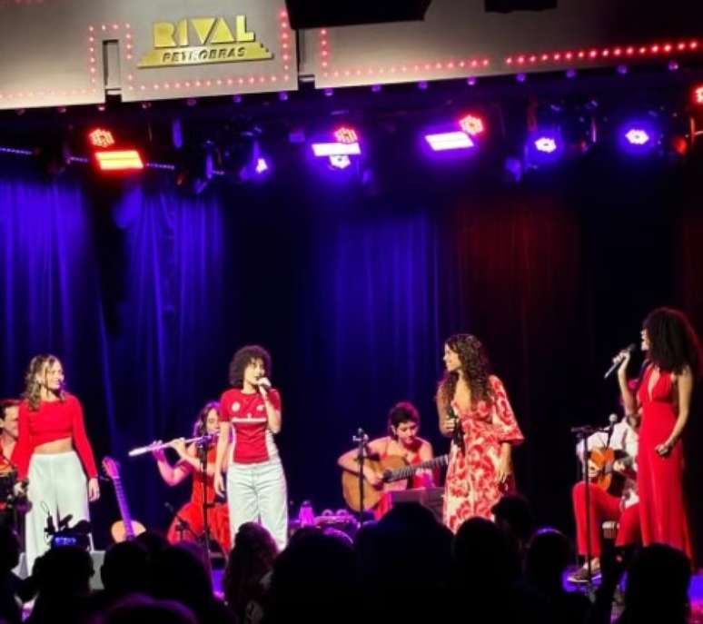Ceci Buarque, Teresa Buarque, Clara Buarque e Lia Buarque no palco do Teatro Rival