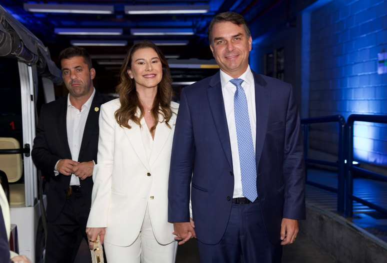 Fl&aacute;vio Bolsonaro (PL) chegou aos Est&uacute;dios Globo &agrave;s 19h56 para o debate entre os candidatos &agrave; Presid&ecirc;ncia da Rep&uacute;blica.