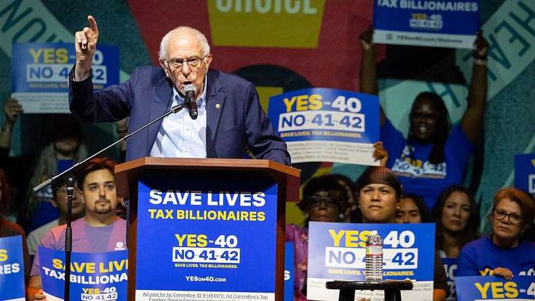 O senador americano Bernie Sanders discursa no com&iacute;cio "Votos Acima de Bilion&aacute;rios" em 5 de outubro, em Los Angeles.