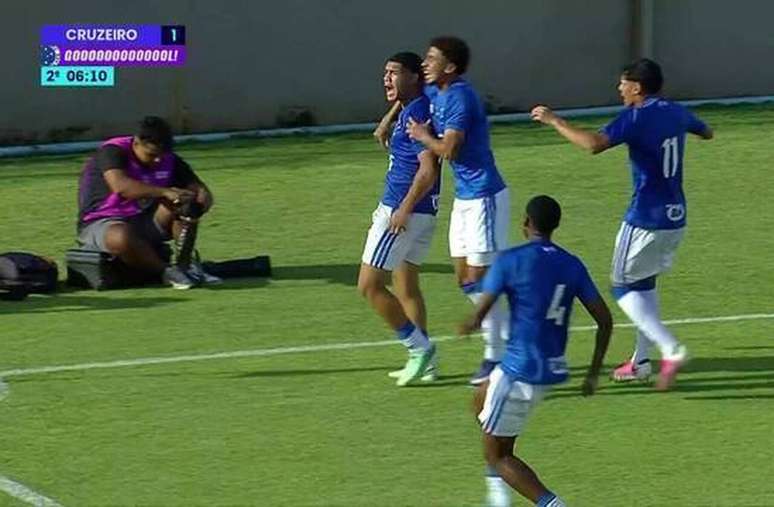 Jogadores da Raposa vibram com gol na classifica&ccedil;&atilde;o sobre o Atl&eacute;tico &ndash;