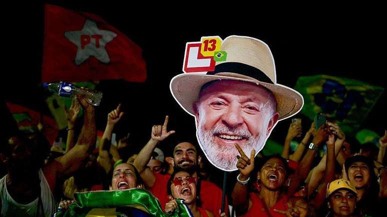 Os partid&aacute;rios de Lula sa&iacute;ram &agrave;s ruas no Brasil ap&oacute;s o primeiro turno das elei&ccedil;&otilde;es para expressar seu apoio ao atual presidente e sua rejei&ccedil;&atilde;o a Fl&aacute;vio Bolsonaro