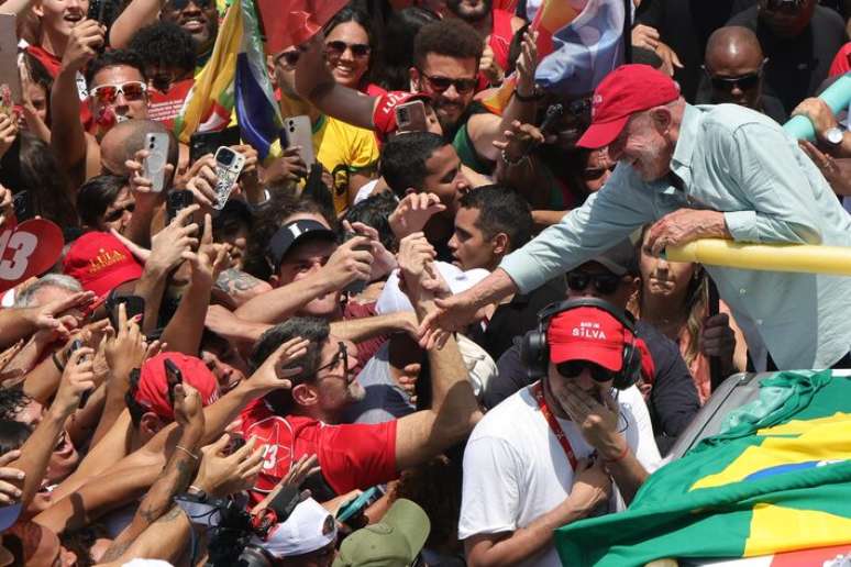 Presidente e candidato &agrave; reelei&ccedil;&atilde;o, Lula fez ato de campanha na Praia de Copacabana