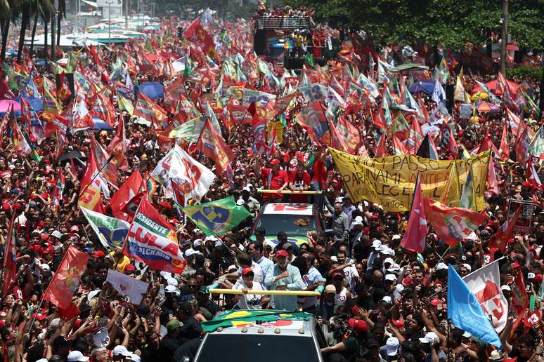 O presidente Luiz In&aacute;cio Lula da Silva (PT) participa do evento de encerramento da campanha antes do segundo turno das elei&ccedil;&otilde;es presidenciais, na Praia de Copacabana, no Rio de Janeiro 24 de outubro de 2026 