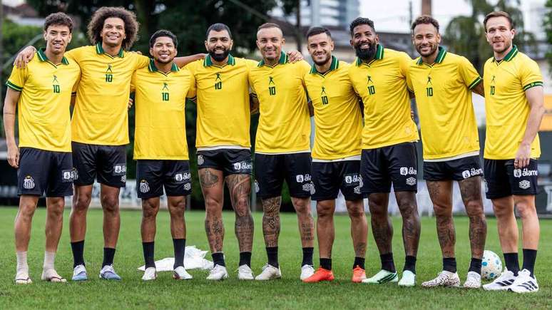 Jogadores do Santos com camisa em homenagem a Pel&eacute; &ndash;