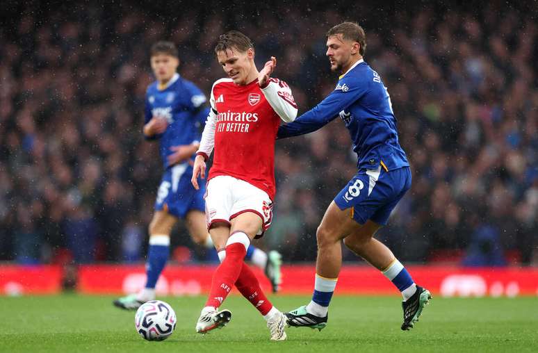 Primeiro tempo de dom&iacute;nio garantiu vantagem parcial ao Arsenal no Emirates &ndash;