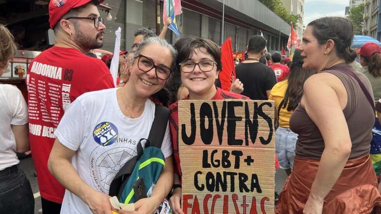 M&atilde;e e filho defendem direitos de LGBT+ durante manifesta&ccedil;&atilde;o de apoio a Lula em S&atilde;o Paulo. (24/10/2026)