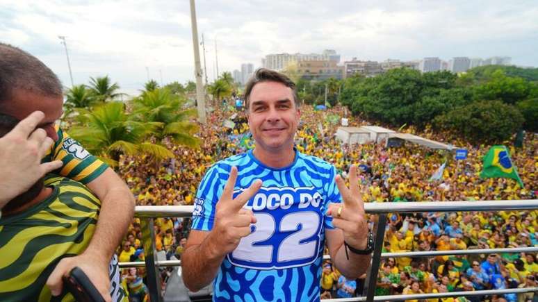 Fl&aacute;vio Bolsonaro re&uacute;ne apoiadores no Rio de Janeiro. (24/10/2026)