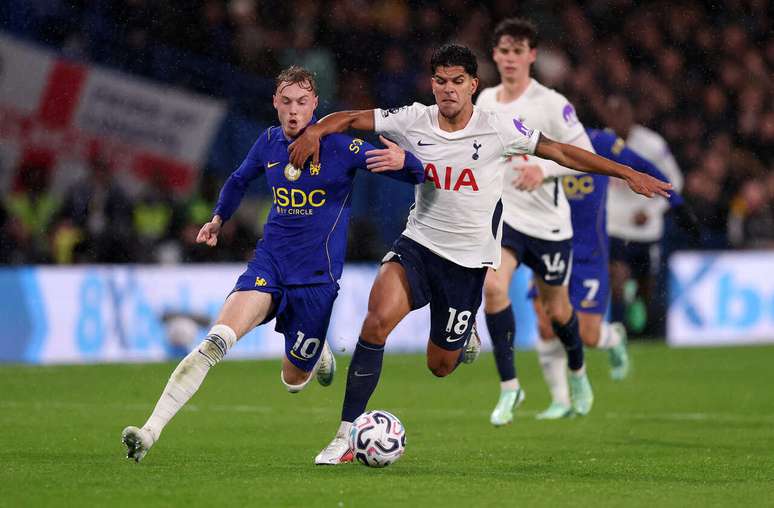 Cole Palmer, do Chelsea, durante disputa com Mateus Fernandes, do Tottenham, em Stamford Bridge &ndash;