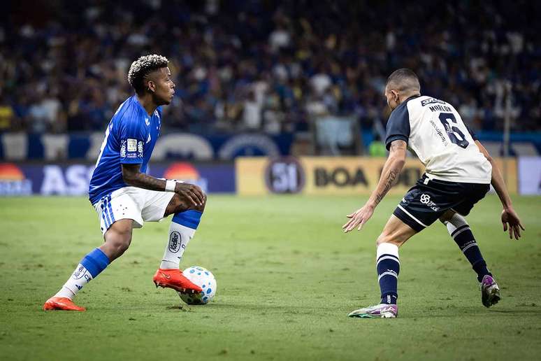 O cruzeirense Arroyo recebe a marca&ccedil;&atilde;o de Marlon na vit&oacute;ria da Raposa sobre o Remo nesta sexta-feira.