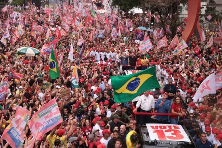 TQ S&atilde;o Paulo 24.10.2026 Nacional Elei&ccedil;&otilde;es 2026 Caminhada na Avenida paulista do presidente Lula e candidato &agrave; reelei&ccedil;&atilde;o. Esse &eacute; o &uacute;ltimo ato da campanha do candidato do Partido dos Trabalhadores (PT). Foto Tiago Queiroz/Estad&atilde;o