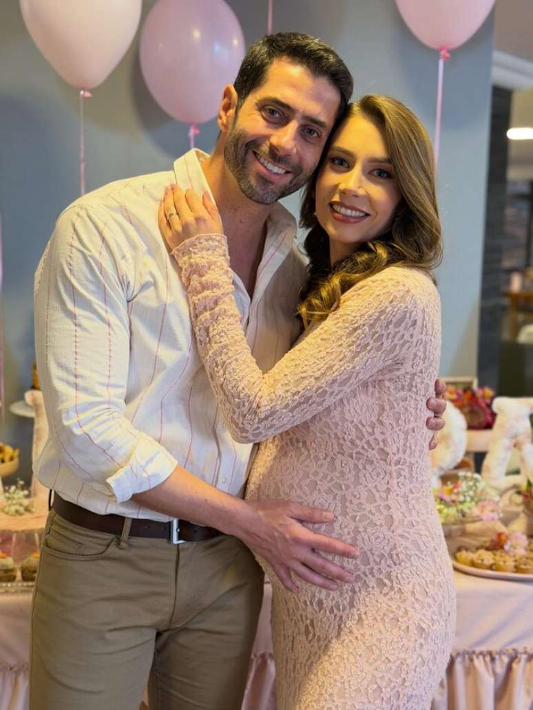 Marcelo Zagonel e Ana Voigt no ch&aacute; de beb&ecirc; de Aurora