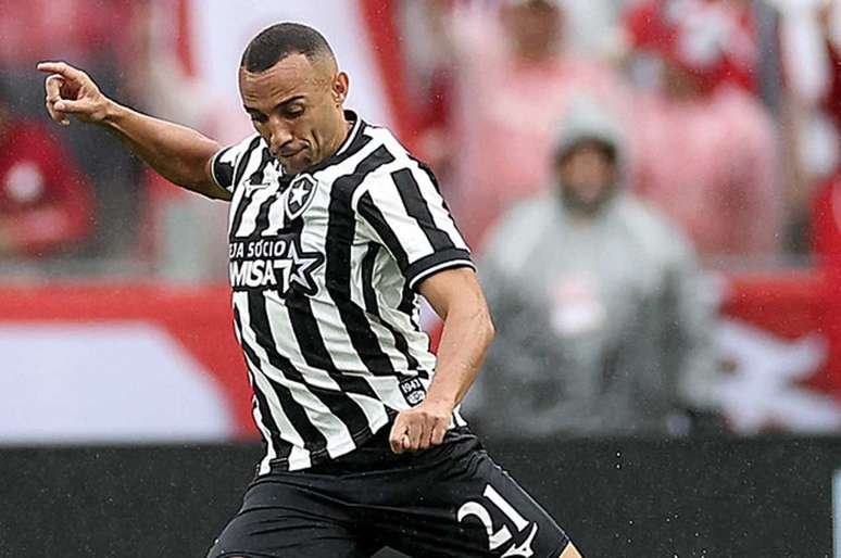 Mar&ccedil;al acertou um chute no travess&atilde;o &ndash;