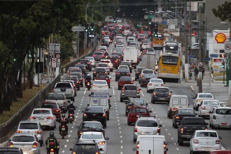Entenda as regras do CTB que podem ser aplicadas diretamente a quem dirige ouvindo m&uacute;sica |