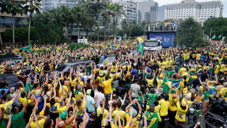 Multid&atilde;o participa de &uacute;ltimo ato de Fl&aacute;vio Bolsonaro na Barra da Tijuca (RJ) antes das elei&ccedil;&otilde;es. (24/10/2026)