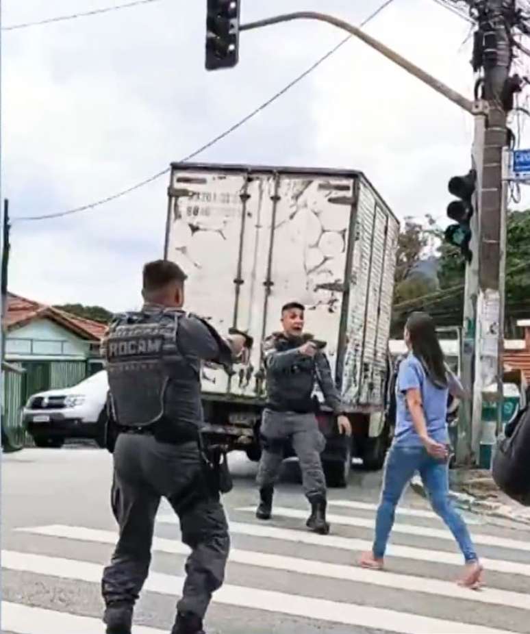 16/10/2026 Policial atira e mata mulher que estaria em poss&iacute;vel surto , na Zona Oeste de SP.