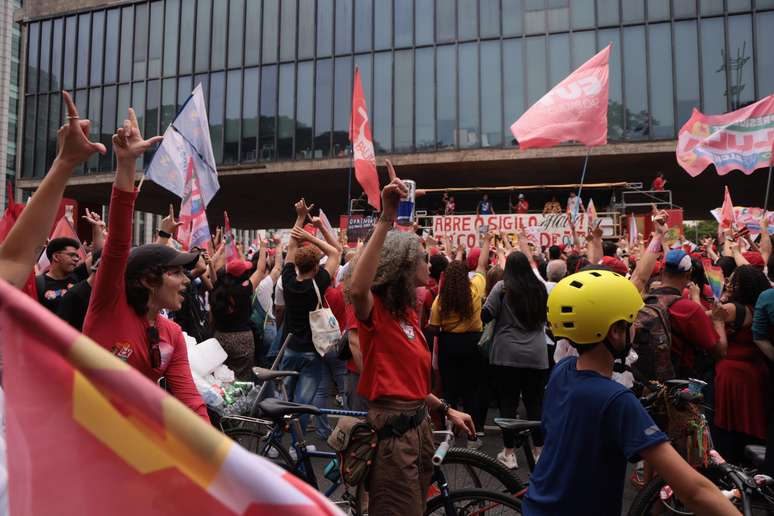 Apoiadores de Lula chegam para ato na Avenida Paulista &agrave;s v&eacute;speras do 2&ordm; turno