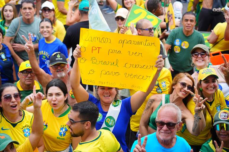Fl&aacute;vio Bolsonaro re&uacute;ne multid&atilde;o na Barra da Tijuca, no Rio de Janeiro