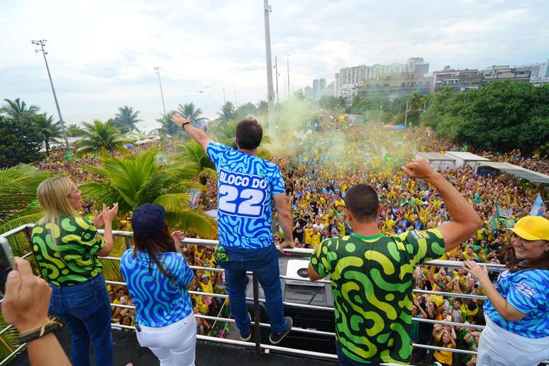 Fl&aacute;vio Bolsonaro re&uacute;ne multid&atilde;o na Barra da Tijuca, no Rio de Janeiro