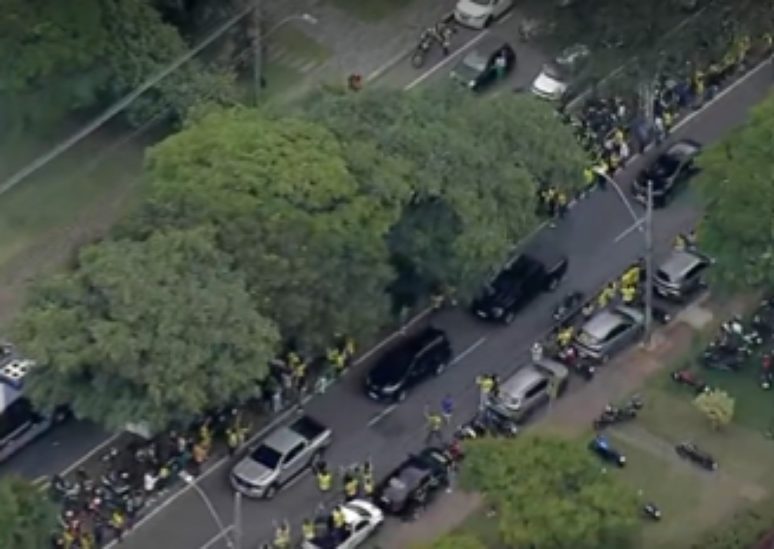 Comboio de Fl&aacute;vio Bolsonaro chega para ato em Belo Horizonte
