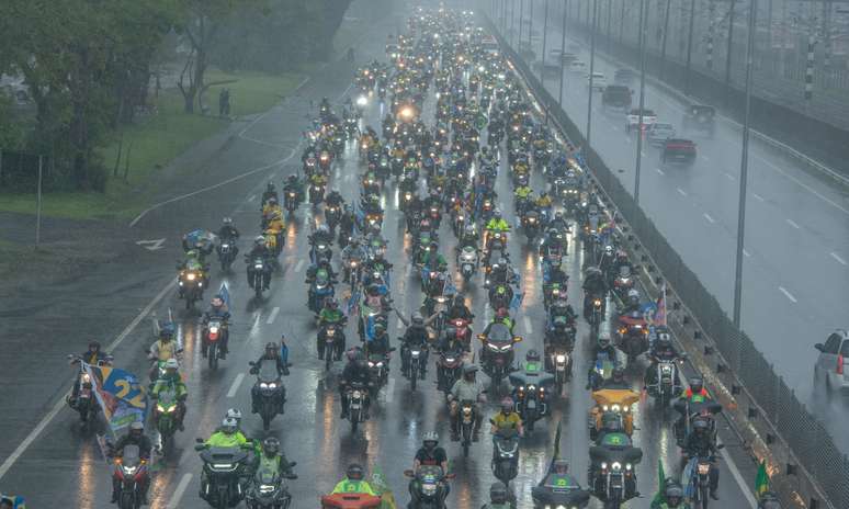 Motociata em apoio &agrave; elei&ccedil;&atilde;o do candidato Fl&aacute;vio Bolsonaro (PL) mobiliza apoiadores nas ruas de Porto Alegre (RS), neste s&aacute;bado, 24 de outubro de 2026.