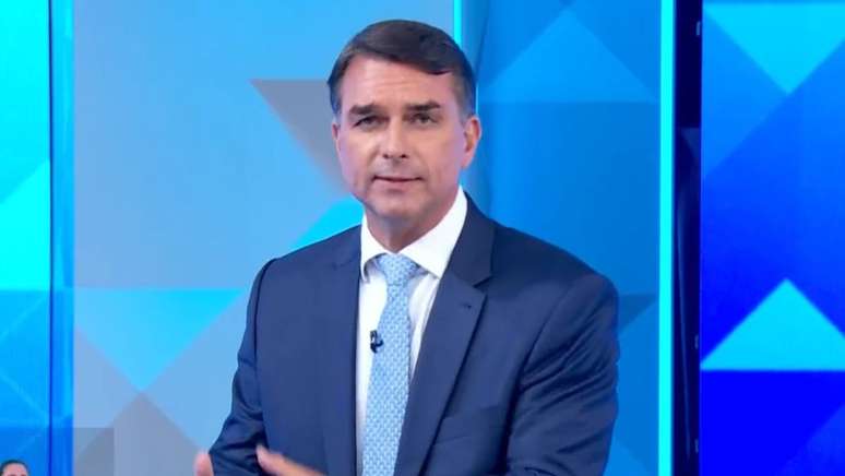 Fl&aacute;vio Bolsonaro faz considera&ccedil;&otilde;es finais em debate da Globo