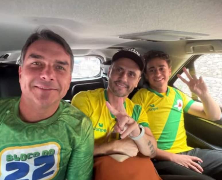 Fl&aacute;vio posta foto a caminho de ato em MG; candidato est&aacute; acompanhado de Nikolas Ferreira e Cleitinho Azevedo