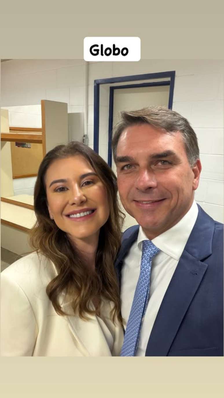 Fl&aacute;vio Bolsonaro e Fernanda posam para selfie antes do debate na Globo