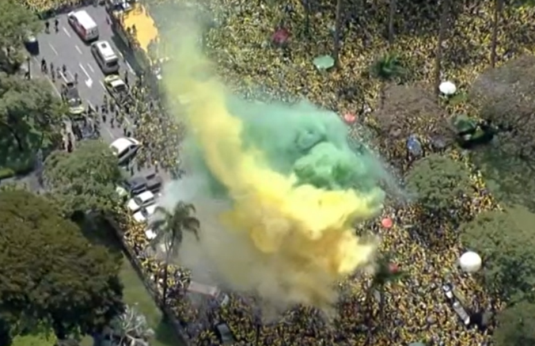 Ato de Fl&aacute;vio em BH tem fogos de artif&iacute;cio nas cores verde e amarela