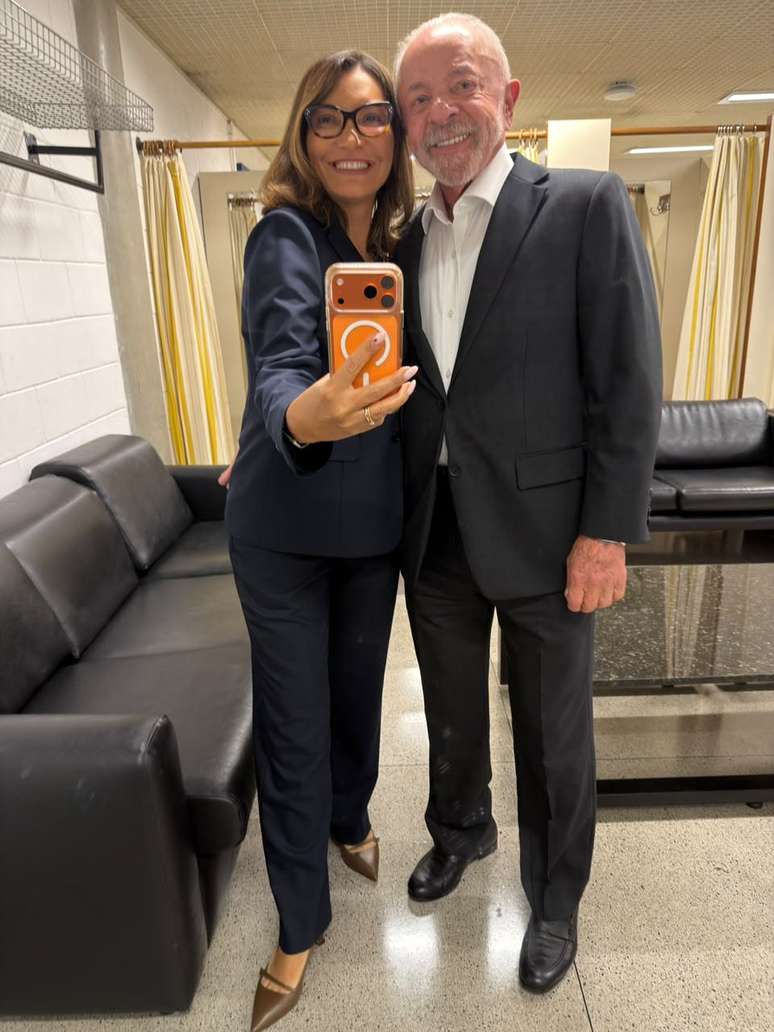 Lula e Janja posam para selfie antes do debate na Globo