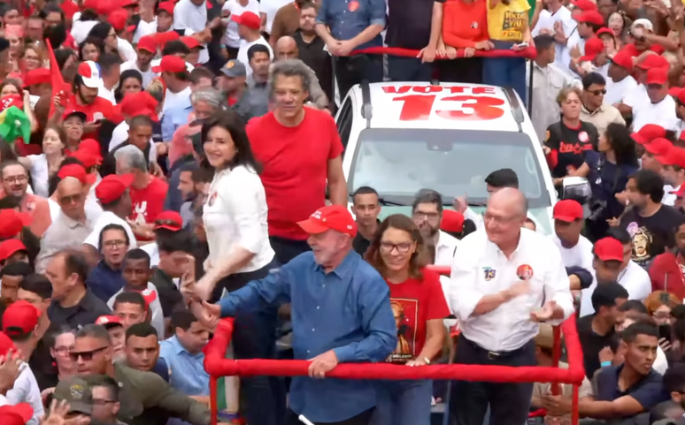 Lula chega em ato na Avenida Paulista ao lado de Janja, Alckmin, Haddad e Simone Tebet