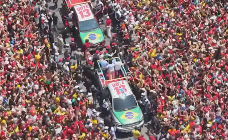 Ap&oacute;s pneu furar, Lula troca de carro para continuar ato em Copacabana