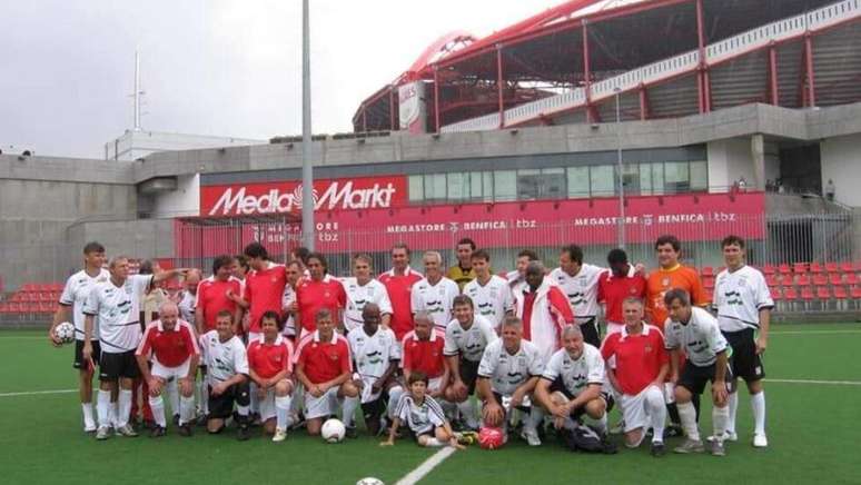 Elenco do Manezinhos do Brasil em amistoso internacional contra o Benfica, em 2008, durante excurs&atilde;o a Lisboa, Portugal.