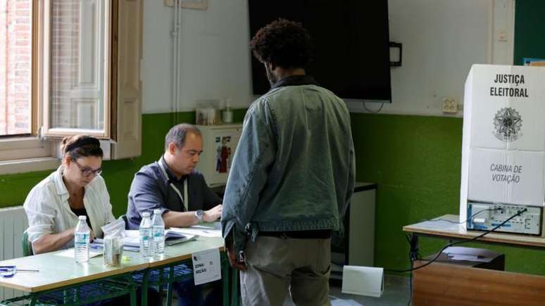 O TSE recomenda que todos os eleitores confiram seu local de vota&ccedil;&atilde;o antes de sair de casa no domingo; &eacute; poss&iacute;vel fazer essa consulta atrav&eacute;s do site do tribunal e do aplicativo e-T&iacute;tulo