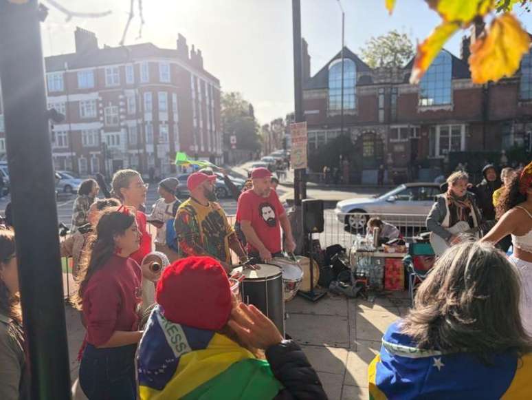 Apoiadores de Lula em local de vota&ccedil;&atilde;o em Londres