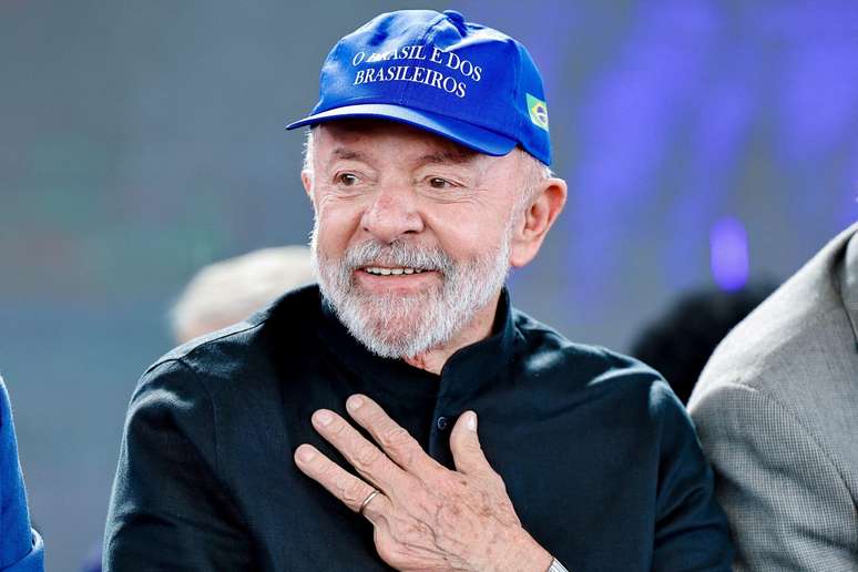 Lula usando um bon&eacute; escrito O Brasil &eacute; dos brasileiros