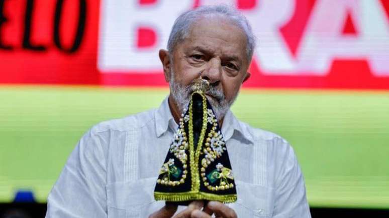 Lula segurando uma imagem de Nossa Senhora Aparecida