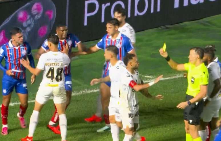 Neymar leva amarelo ap&oacute;s confus&atilde;o com Nestor. Ney ainda criaria caso com outros jogadores do Bahia e at&eacute; com o t&eacute;cnico Rog&eacute;rio Ceni.