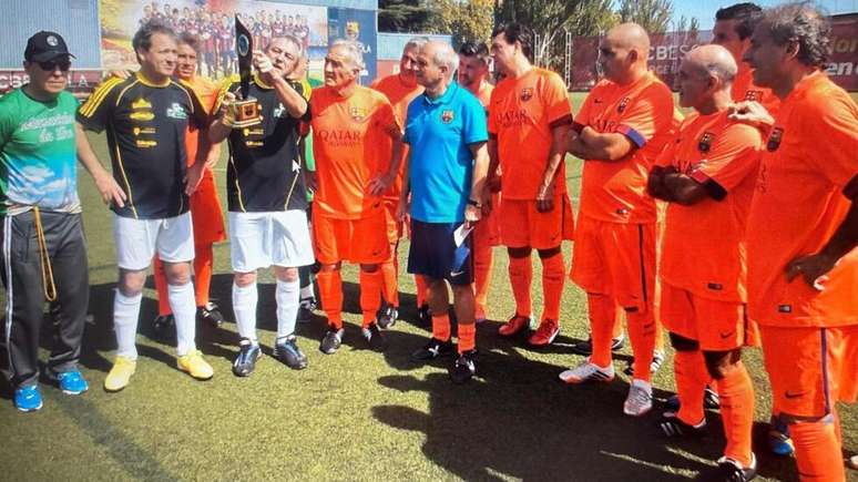 Com o trof&eacute;u, Nestor Lodetti, fundador do Manezinhos do Brasil, ap&oacute;s amistoso contra o time de veteranos do Barcelona, em 2015, na Espanha.
