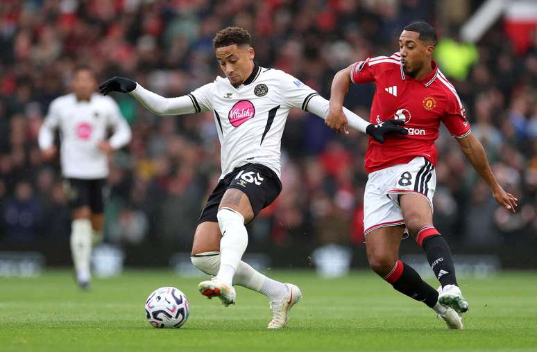 Tavernier domina a bola para o Bournemouth e recebe a marca&ccedil;&atilde;o de&nbsp; Tielemans. Foi dele o segundo gol do seu time.