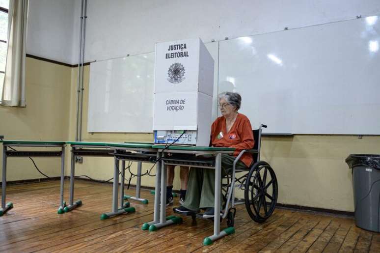 Popula&ccedil;&atilde;o vota para o segundo turno das elei&ccedil;&otilde;es presidenciais, escola estadual Fern&atilde;o Dias Paes, na zona oeste de S&atilde;o Paulo.