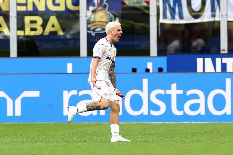 J&iacute;menez vibra intensamente ap&oacute;s fazer o gol da Fiorentina, abrindo o placar&nbsp; sobre a Inter de Mil&atilde;o. Mas o time levaria a virada.