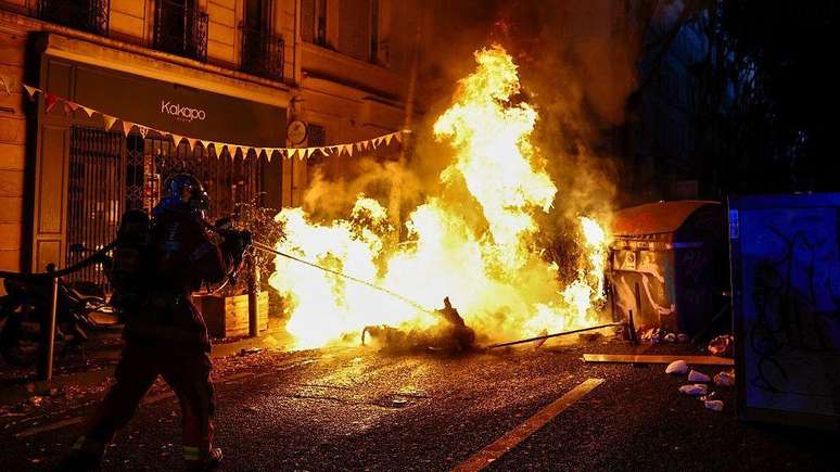 Na cidade portu&aacute;ria de Marselha, no sul da Fran&ccedil;a, manifestantes ergueram barricadas improvisadas nas ruas e as incendiaram no final da noite de s&aacute;bado
