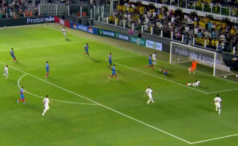 Coutinho chuta, mas Ronaldo salva o Bahia, aos oito segundos