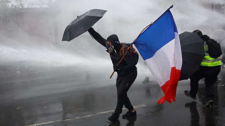Pol&iacute;cia usou g&aacute;s lacrimog&ecirc;neo e canh&otilde;es de &aacute;gua para dispersar manifestantes em v&aacute;rias cidades, incluindo Paris