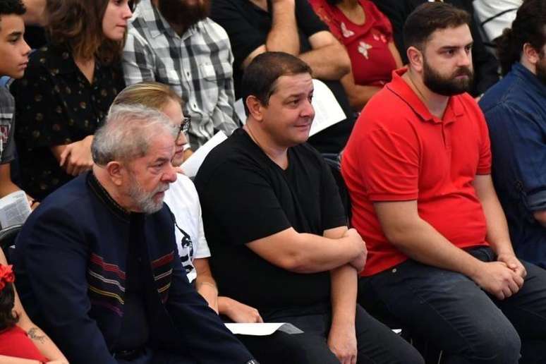 Lulinha (ao centro, de blusa preta) &eacute; um dos filhos de Lula