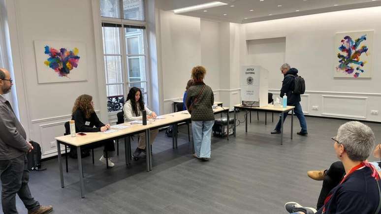Eleitores brasileiros em uma das se&ccedil;&otilde;es de vota&ccedil;&atilde;o em Paris