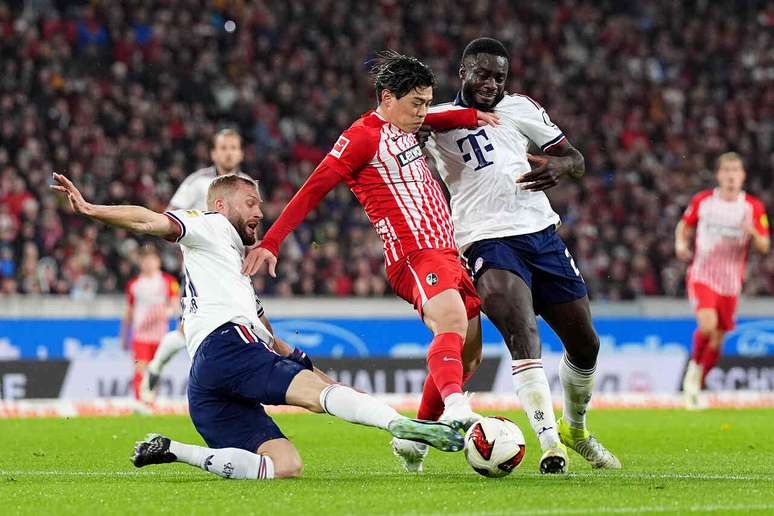 Yuito Suzuki, do Freiburg, durante disputa de bola com Laimer e Upamecano &ndash;