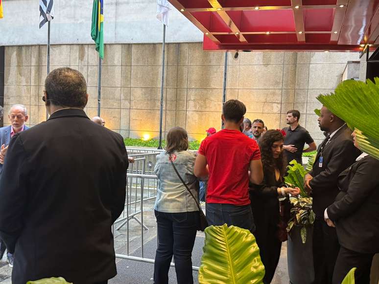 Entrada do hotel em S&atilde;o Paulo onde Lula acompanhar&aacute; apura&ccedil;&atilde;o dos votos do segundo turno neste domingo, 25